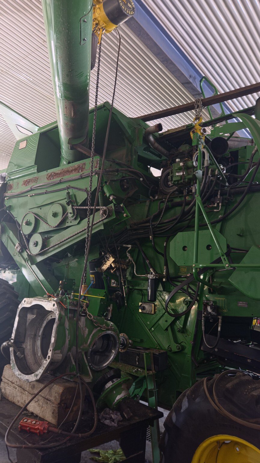 Machinerie agricole lourde démontée pendant une réparation mécanique