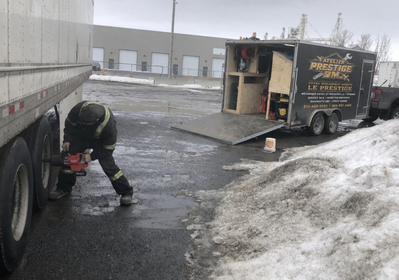 Service mobile Atelier Prestige DM intervenant sur un camion en hiver